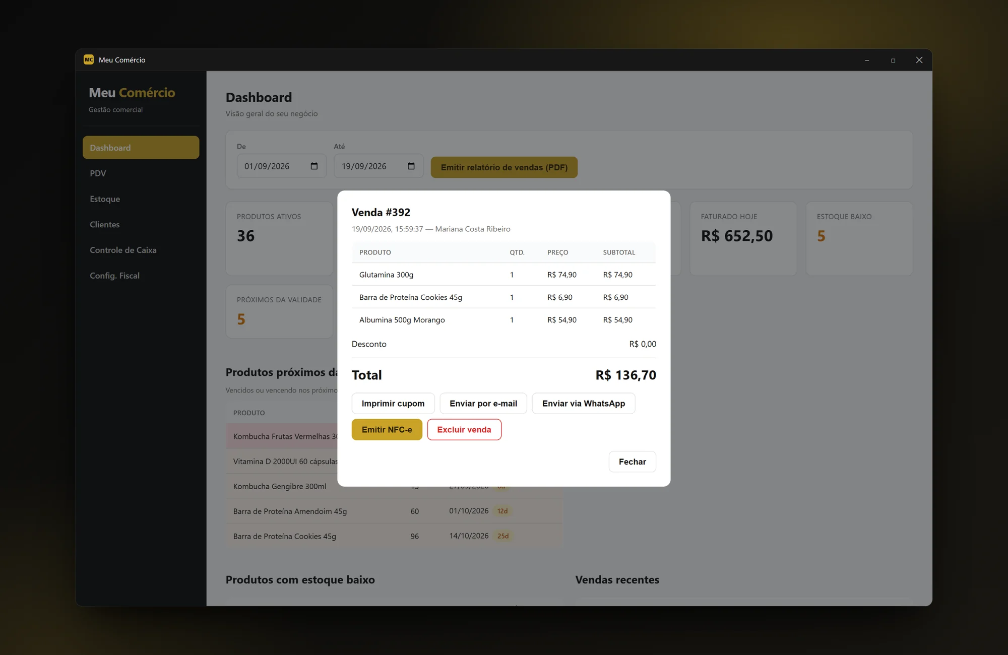 Detalhe de uma venda com os botões Imprimir cupom, Enviar por e-mail, Enviar via WhatsApp e Emitir NFC-e.