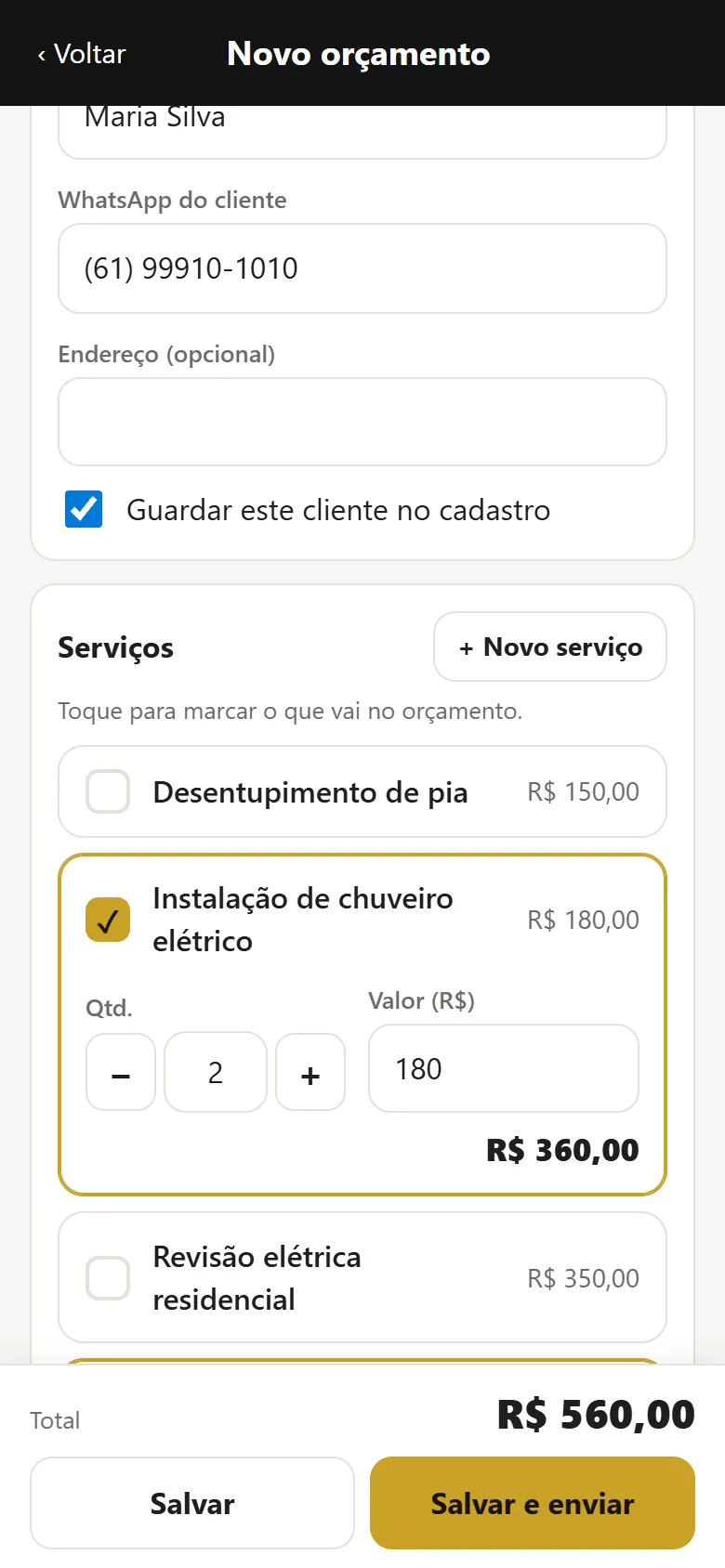 Celular com a tela de montar o orçamento, serviços marcados e total